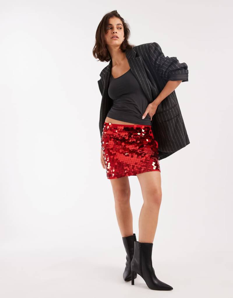 ASOS DESIGN - Minirock in Rot mit großen Pailletten von ASOS DESIGN