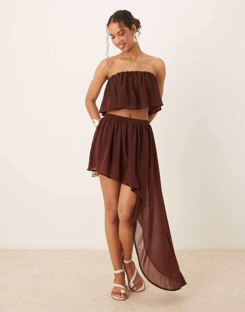 ASOS DESIGN - Halbtransparenter Minirock in Schokobraun mit asymmetrischem Saum und gerafftem Design, Kombiteil von ASOS DESIGN