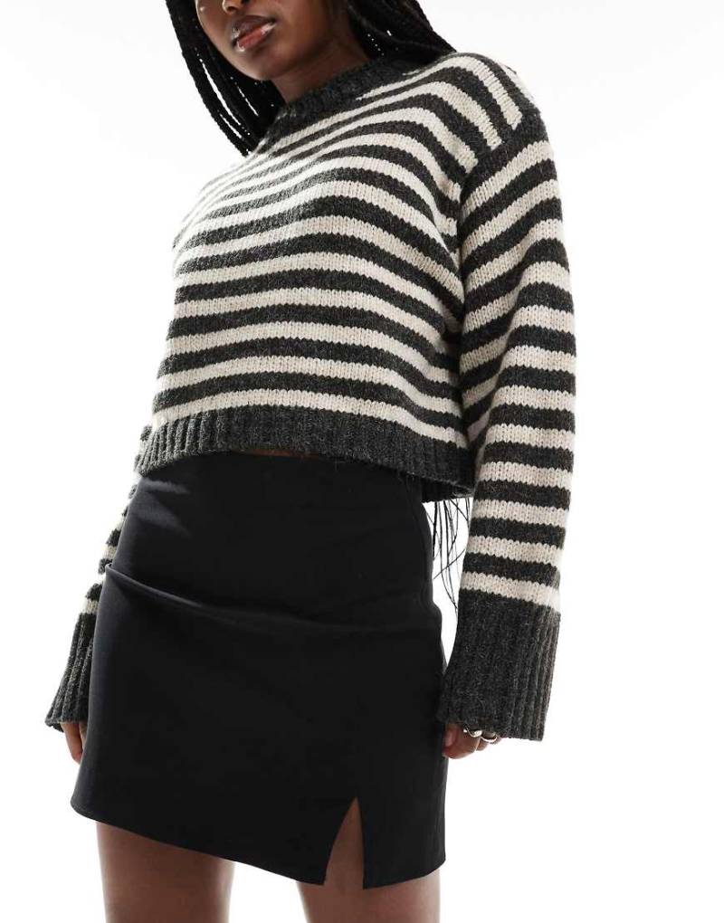 ASOS DESIGN - Minirock in Schwarz mit Schlitzdetail von ASOS DESIGN