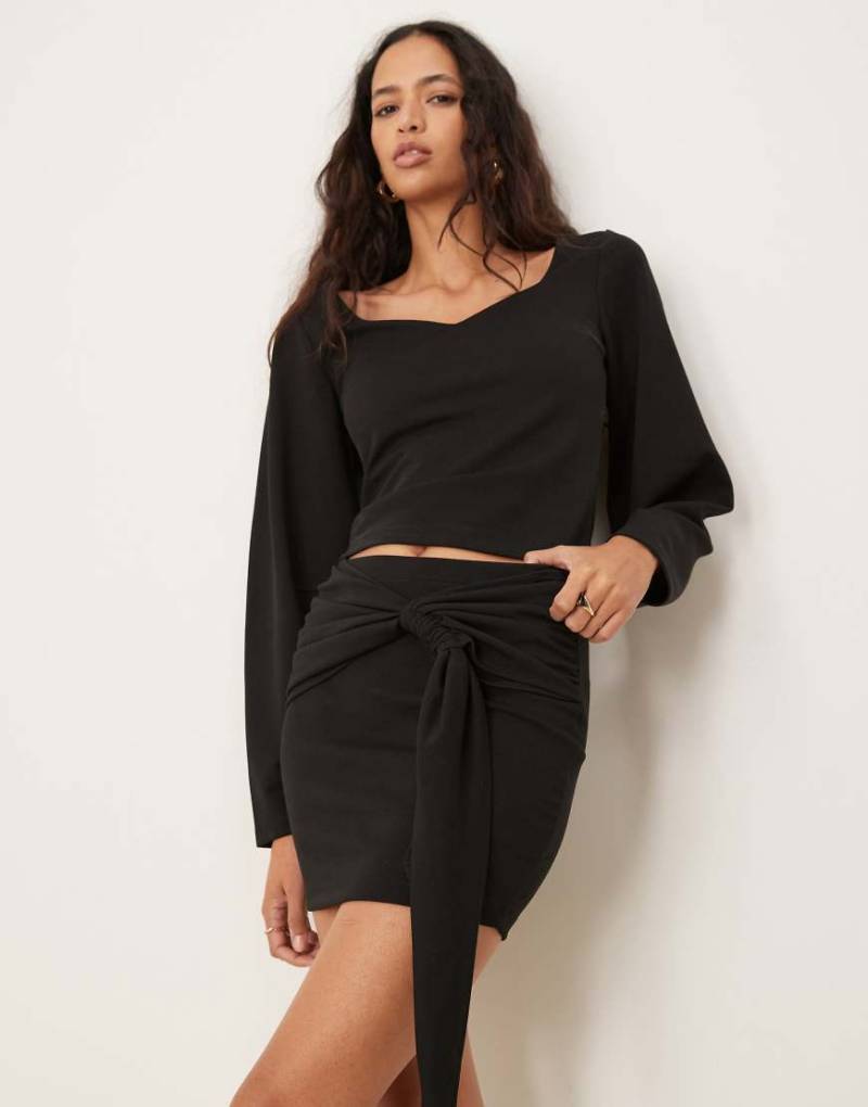 ASOS DESIGN - Minirock in Schwarz mit drapiertem Bindeband in der Taille, Kombiteil von ASOS DESIGN