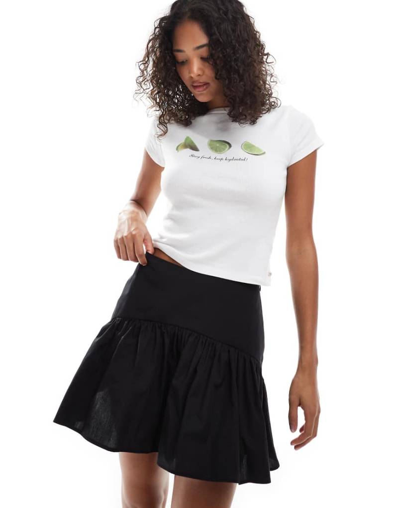 ASOS DESIGN - Minirock in Schwarz mit tiefer Taille von ASOS DESIGN