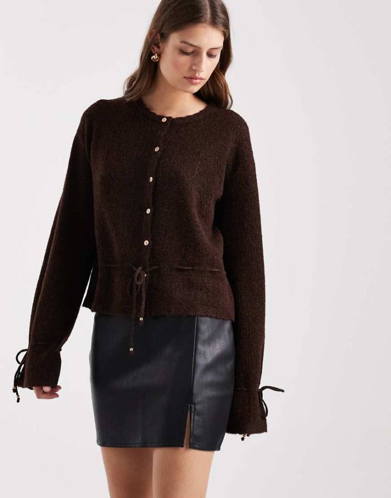 ASOS DESIGN - Minirock in schwarzer Lederoptik mit Schlitz vorn von ASOS DESIGN