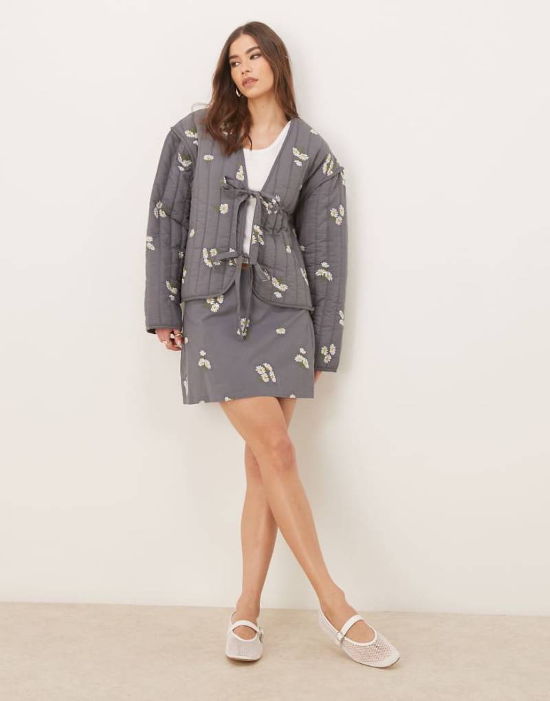 ASOS DESIGN - Minirock in verwaschenem Grau mit Stickerei von ASOS DESIGN