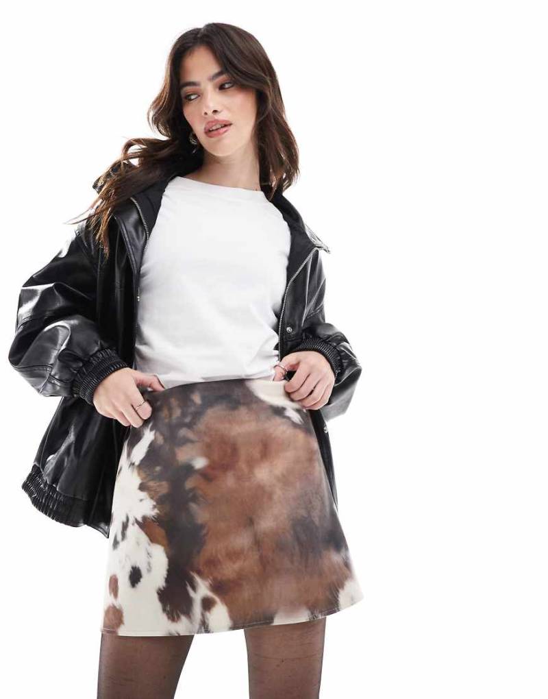 ASOS DESIGN - Minirock mit Kuhfellmuster-Bunt von ASOS DESIGN