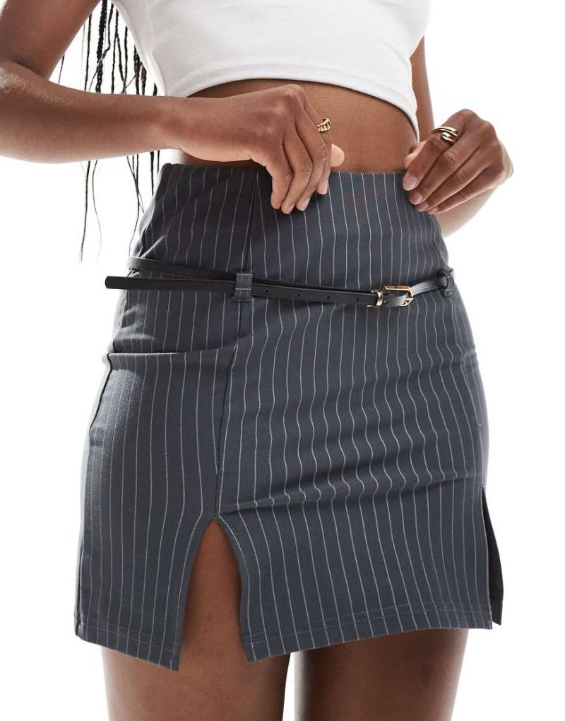 ASOS DESIGN - Minirock mit Nadelstreifen und Gürtel-Bunt von ASOS DESIGN
