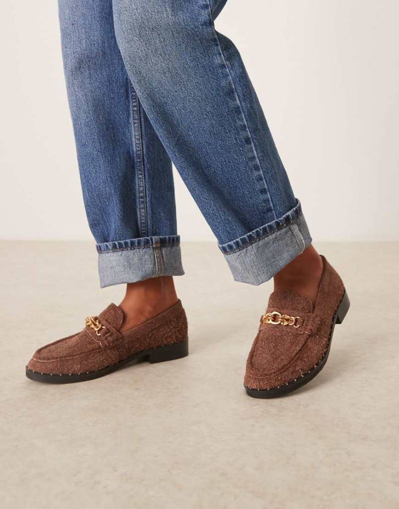 ASOS DESIGN - Ministry - Hochwertige Loafer aus Wildleder in Braun mit Kettendetail von ASOS DESIGN