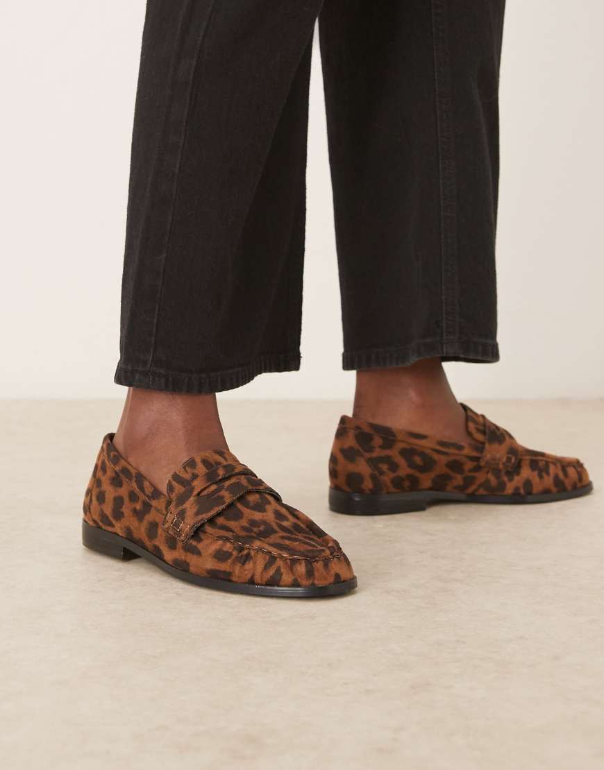 ASOS DESIGN - Minnie - Geraffte Loafer aus Wildlederimitat mit Leopardenmuster-Bunt von ASOS DESIGN