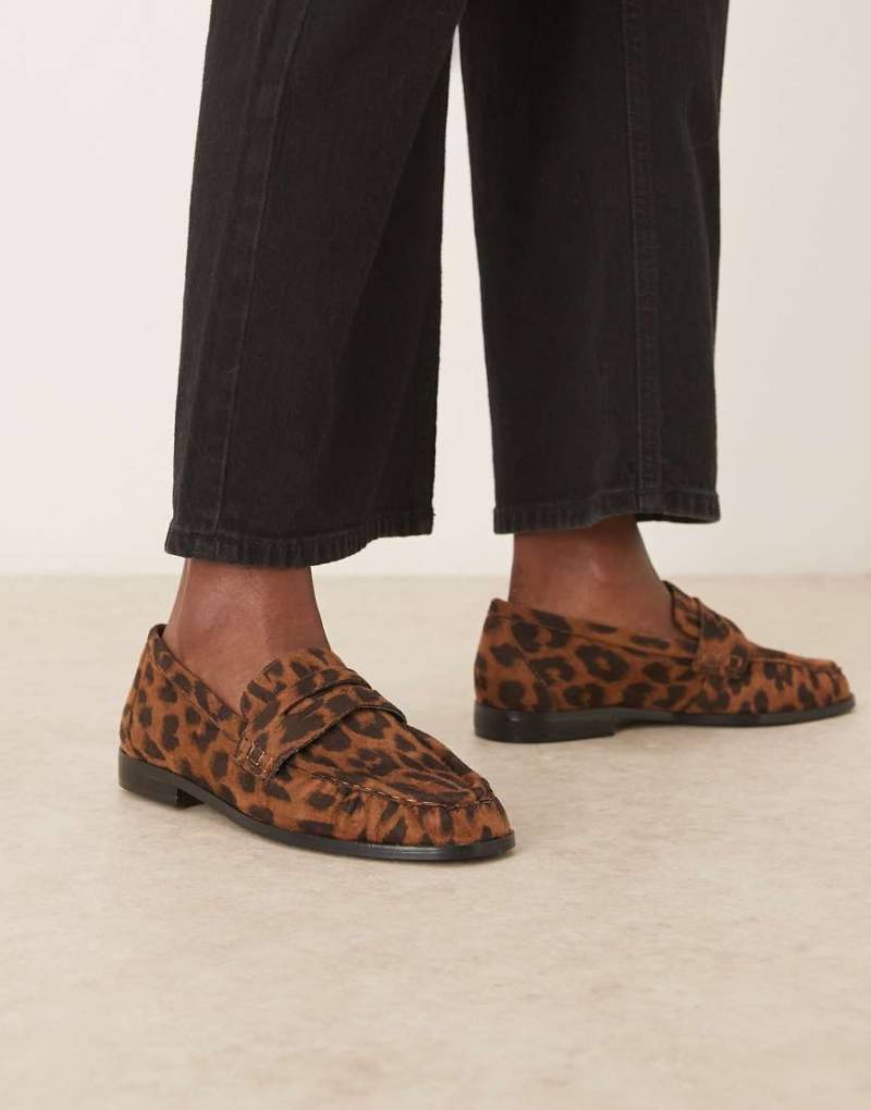 ASOS DESIGN - Minnie - Geraffte Loafer aus Wildlederimitat mit Leopardenmuster-Bunt von ASOS DESIGN