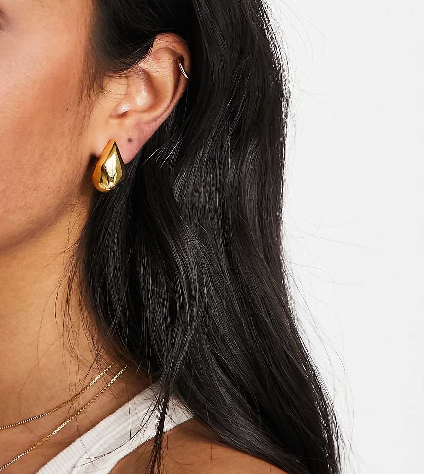 ASOS DESIGN - Mit 14-Karat vergoldete Ohrringe mit geschmolzenem Bolzendesign-Goldfarben von ASOS DESIGN