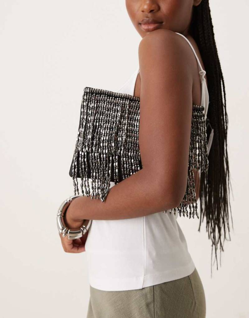 ASOS DESIGN - Mit Metallic-Fransen besetzte Clutch in der Farbe Graphit-Silber von ASOS DESIGN