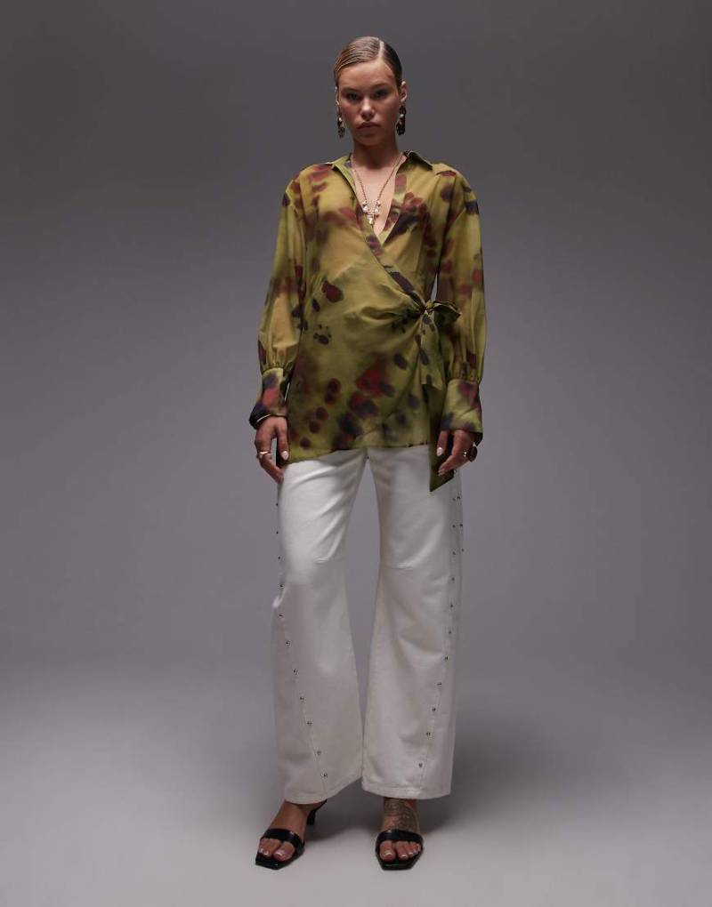 ASOS DESIGN - Mit Nieten besetzte Barrel Leg Jeans in Ecru mit niedrigem Bund-Weiß von ASOS DESIGN