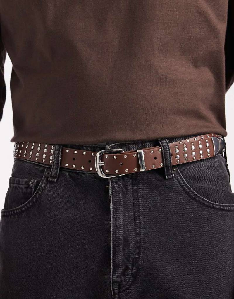 ASOS DESIGN - Mit Nieten besetzter Gürtel in Braun-Brown von ASOS DESIGN