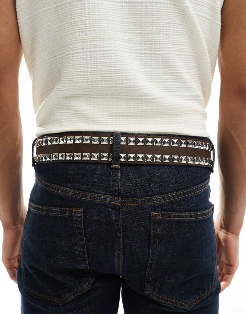 ASOS DESIGN - Mit Nieten besetzter Gürtel aus braunem Kunstleder von ASOS DESIGN