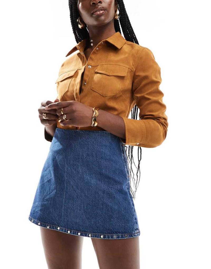 ASOS DESIGN - Mit Nieten besetzter Mini-Jeansrock in Blau von ASOS DESIGN