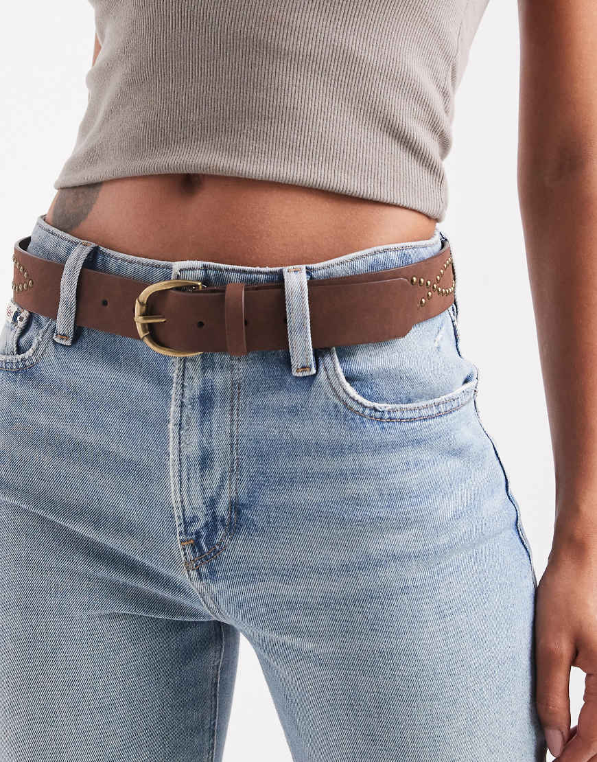 ASOS DESIGN - Mit Nieten besetzter Taillen- und Hüftgürtel aus Wildlederimitat in Hellbraun von ASOS DESIGN
