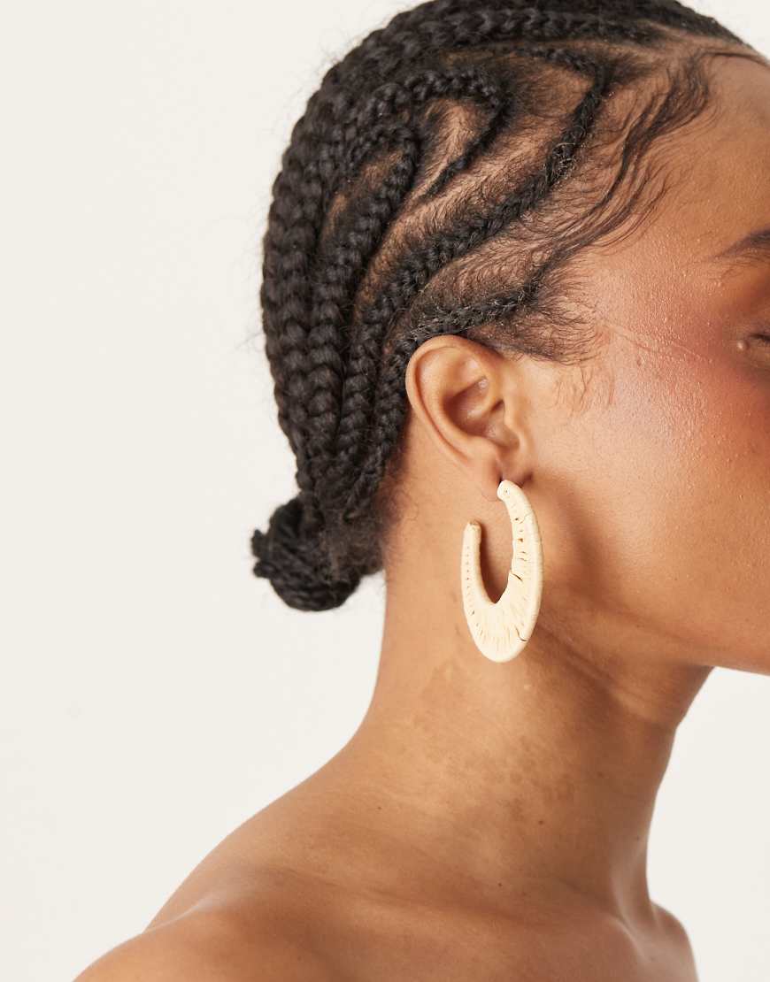 ASOS DESIGN - Mit natürlichem Bast umwickelte Creolen-Neutral von ASOS DESIGN