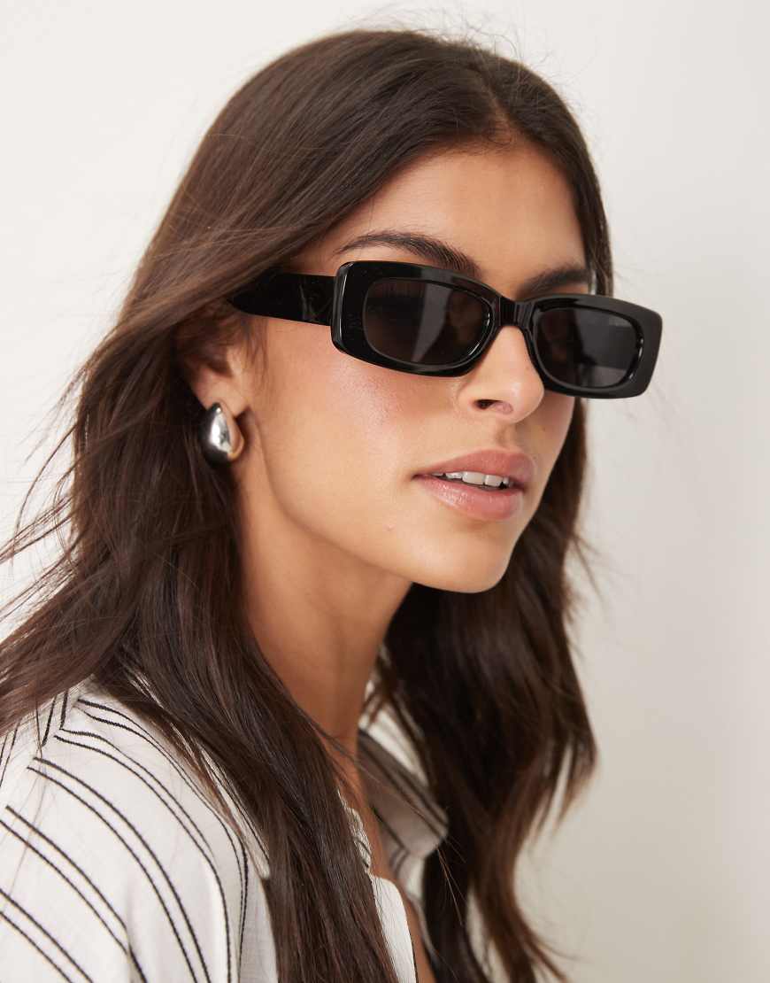 ASOS DESIGN - Mittelgroße, eckige Sonnenbrille in Schwarz ASOS DESIGN - Mittelgroße, eckige Sonnenbrille in Schwarz von ASOS DESIGN