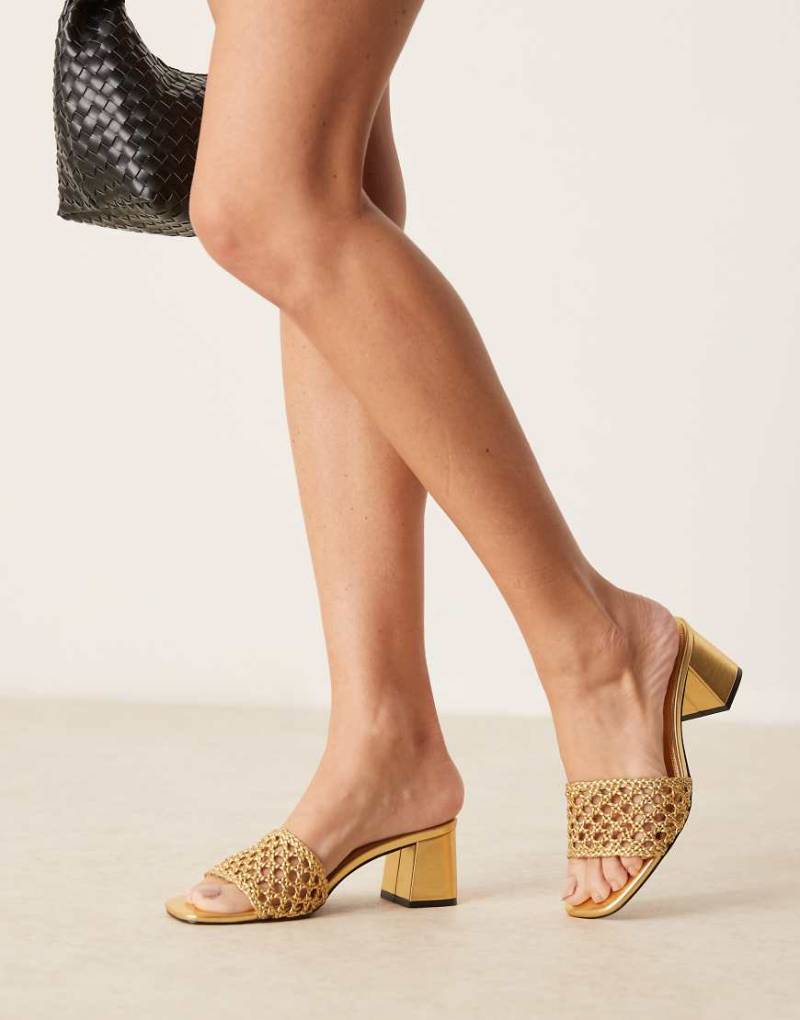 ASOS DESIGN - Mittelhohe Mules in Gold mit gewebtem Wabenmuster-Goldfarben von ASOS DESIGN