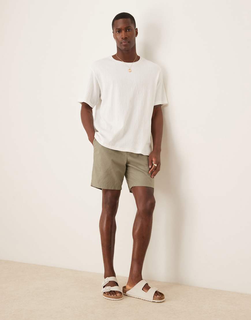 ASOS DESIGN - Mittellange, schmal geschnittene Bermudashorts aus Leinenmix in Khaki-Grün von ASOS DESIGN
