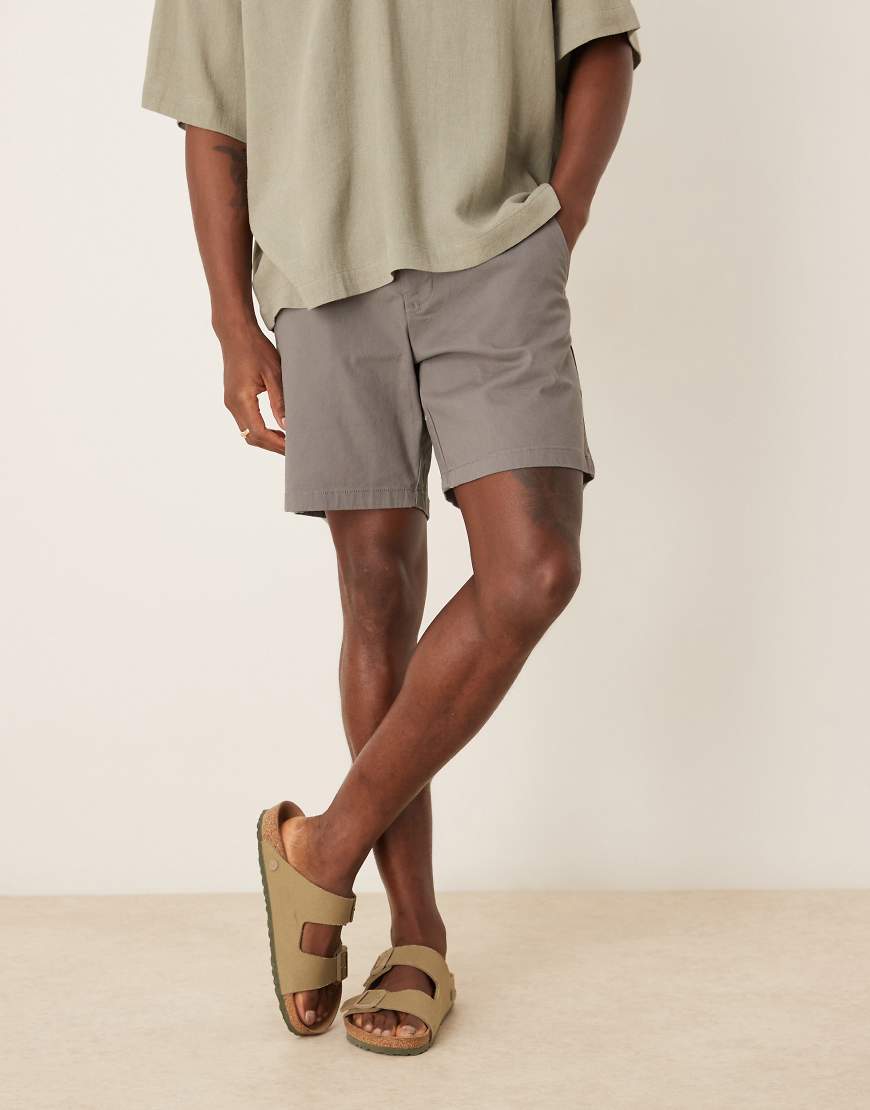 ASOS DESIGN - Mittellange, schmal geschnittene Chino-Bermudahorts in Grau von ASOS DESIGN