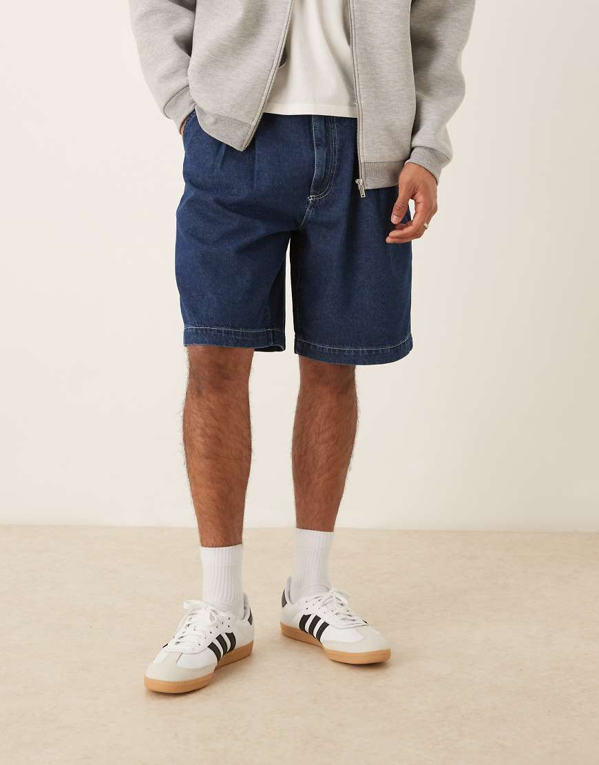 ASOS DESIGN - Mittellange, weite Denim-Shorts in dunkelblauer Waschung mit Bundfalten von ASOS DESIGN