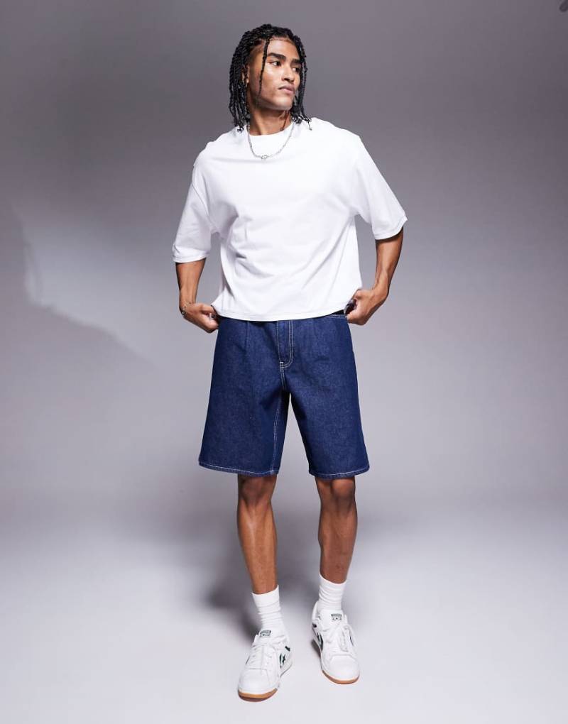 ASOS DESIGN - Mittellange, weite Jeans-Shorts in Raw-Waschung mit gebundener Vorderseite-Blau von ASOS DESIGN