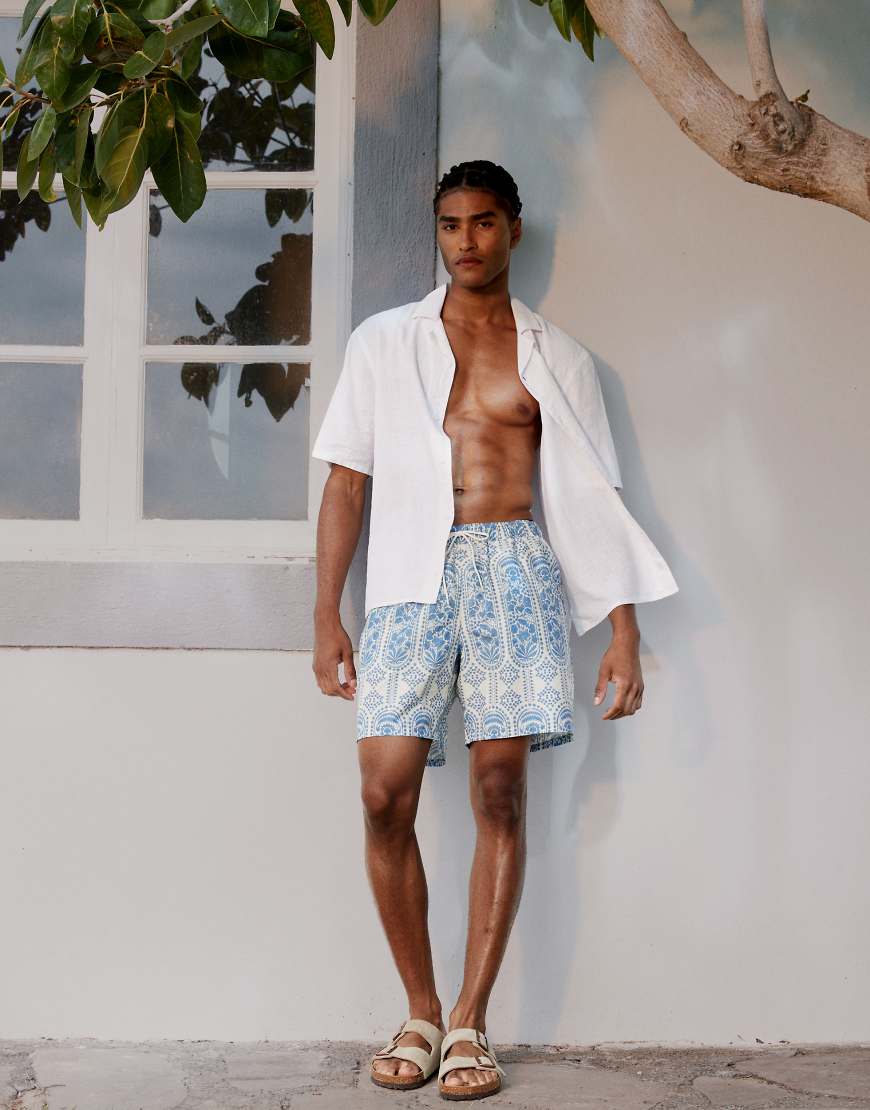 ASOS DESIGN - Mittellange Badeshorts in Blau mit Blumenverzierung ASOS DESIGN - Mittellange Badeshorts in Blau mit Blumenverzierung von ASOS DESIGN
