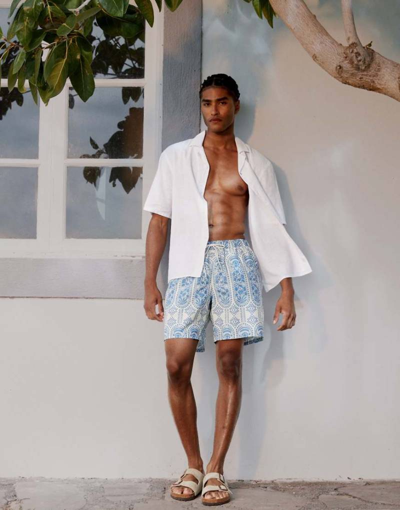 ASOS DESIGN - Mittellange Badeshorts in Blau mit Blumenverzierung von ASOS DESIGN