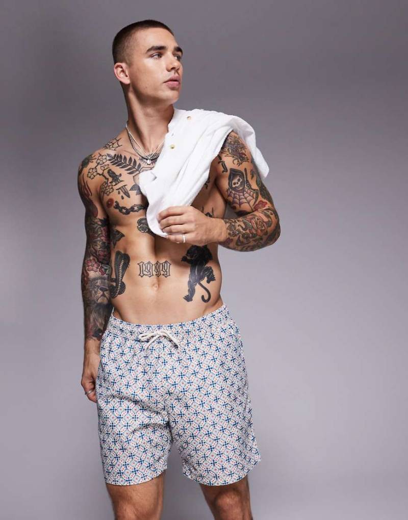 ASOS DESIGN - Mittellange Badeshorts in Blau mit geometrischem Muster von ASOS DESIGN