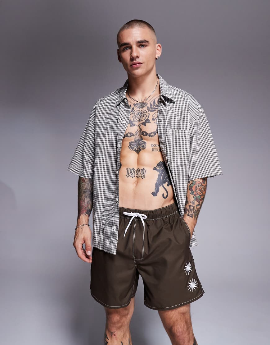 ASOS DESIGN - Mittellange Badeshorts in Braun mit Sonnenstickerei von ASOS DESIGN