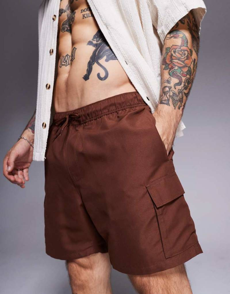 ASOS DESIGN - Mittellange Badeshorts in Dunkelbraun mit Cargotaschen von ASOS DESIGN