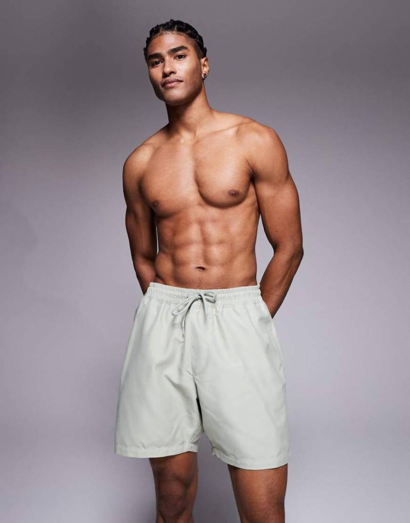 ASOS DESIGN - Mittellange Badeshorts in Salbeigrün ASOS DESIGN - Mittellange Badeshorts in Salbeigrün von ASOS DESIGN