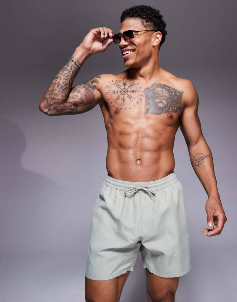 ASOS DESIGN - Mittellange Badeshorts in Salbeigrün von ASOS DESIGN