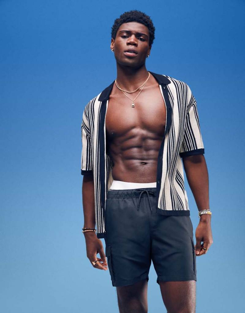 ASOS DESIGN - Mittellange Badeshorts in Schwarz mit Cargo-Taschen von ASOS DESIGN