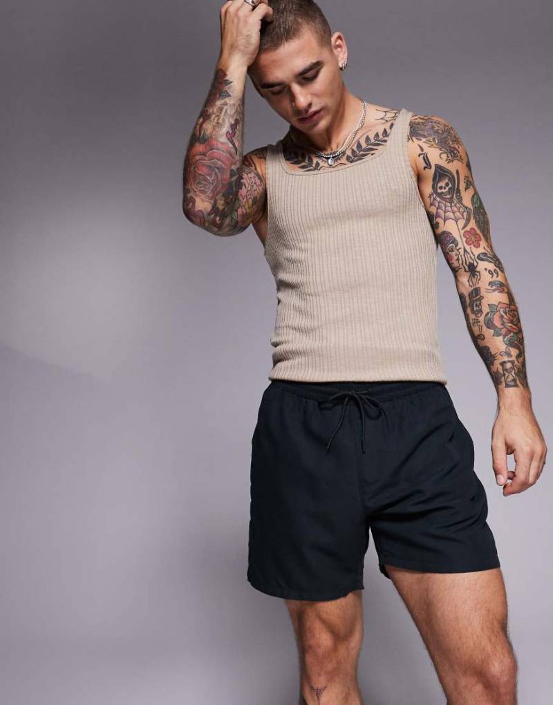 ASOS DESIGN - Mittellange Badeshorts in Schwarz ASOS DESIGN - Mittellange Badeshorts in Schwarz von ASOS DESIGN