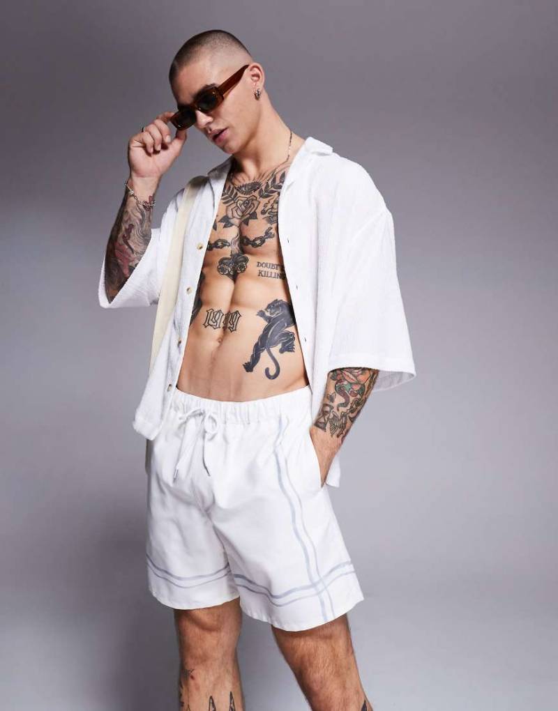 ASOS DESIGN - Mittellange Badeshorts in Stein mit Bordürenprint-Neutral von ASOS DESIGN