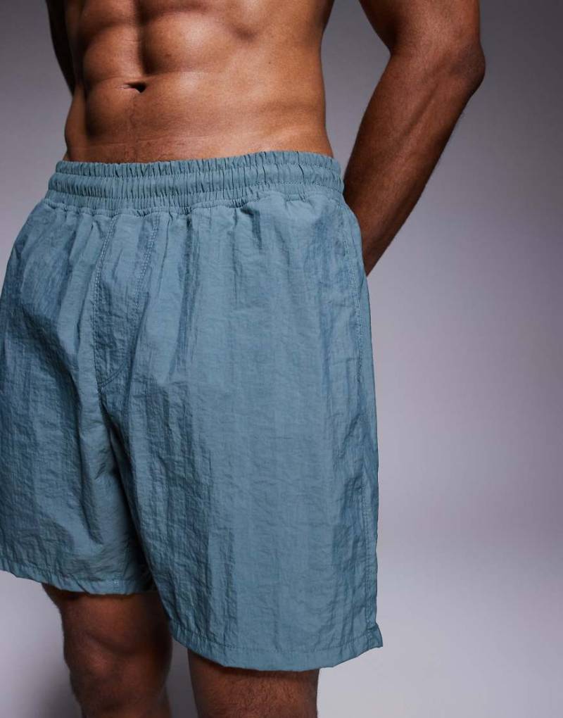 ASOS DESIGN - Halblange Badeshorts in Blau-Grün von ASOS DESIGN