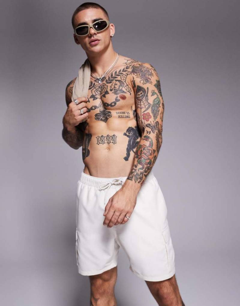 ASOS DESIGN - Mittellange Badeshorts in neutralem Farbton mit Cargo-Taschen von ASOS DESIGN