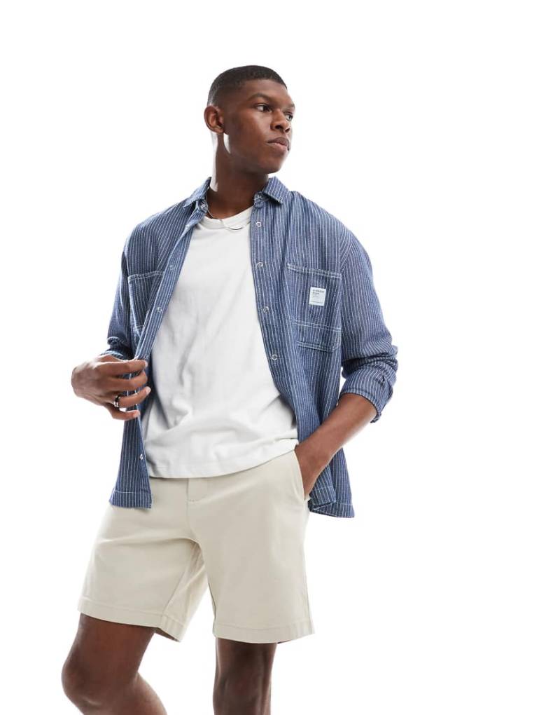 ASOS DESIGN - Mittellange, schmal geschnittene Chino-Bermudahorts in Steinbeige-Neutral von ASOS DESIGN