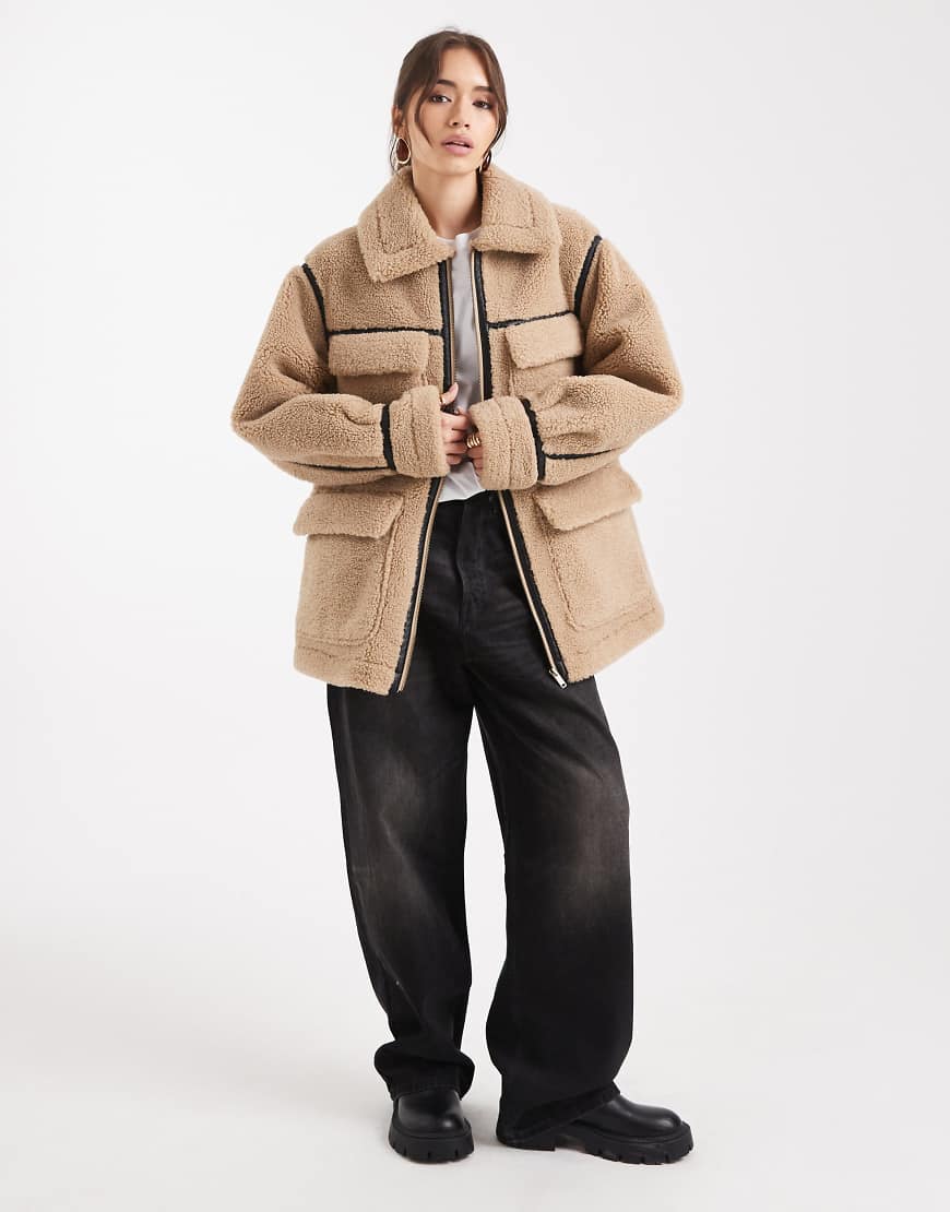 ASOS DESIGN - Mittellange Jacke aus Teddyfleece in Steinbeige-Neutral von ASOS DESIGN