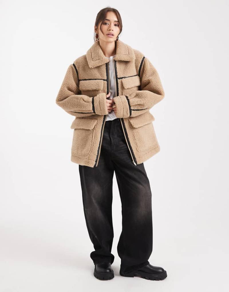 ASOS DESIGN - Mittellange Jacke aus Teddyfleece in Steinbeige-Neutral von ASOS DESIGN