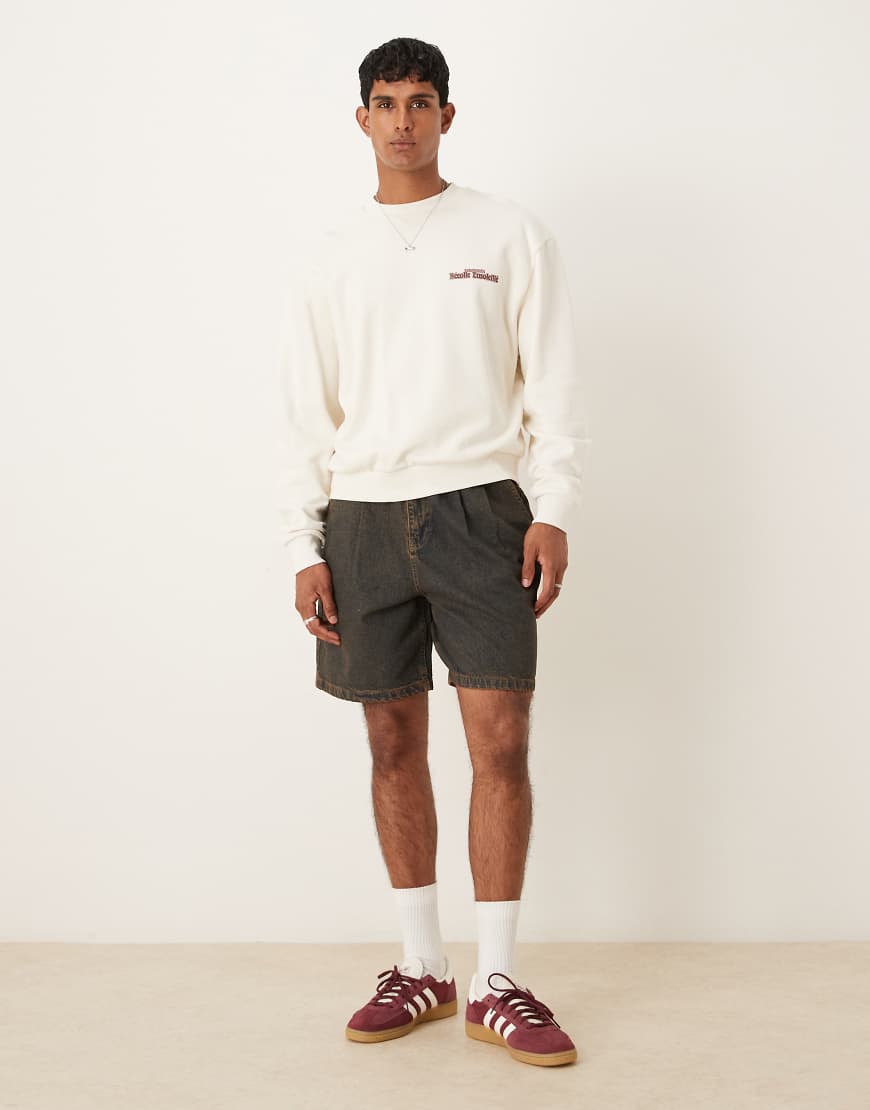 ASOS DESIGN - Mittellange Jeans-Jorts in Braun mit doppelten Bundfalten-Brown ASOS DESIGN - Mittellange Jeans-Jorts in Braun mit doppelten Bundfalten-Brown von ASOS DESIGN