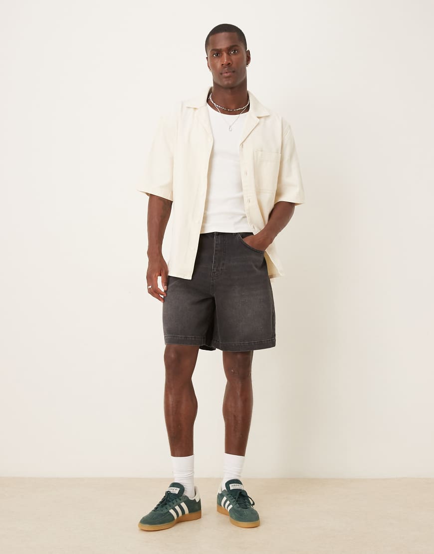 ASOS DESIGN - Mittellange Jeans-Jorts in verwaschenem Schwarz von ASOS DESIGN