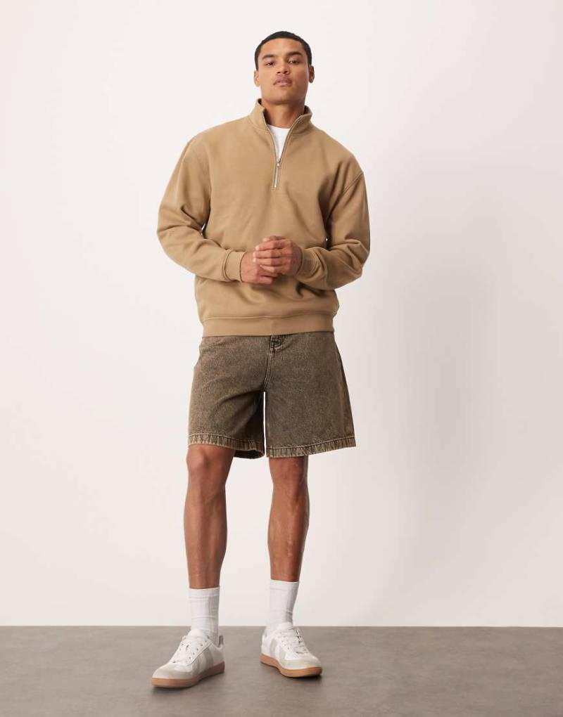 ASOS DESIGN - Mittellange Jeans-Jorts mit Waschung in Braun-Brown von ASOS DESIGN