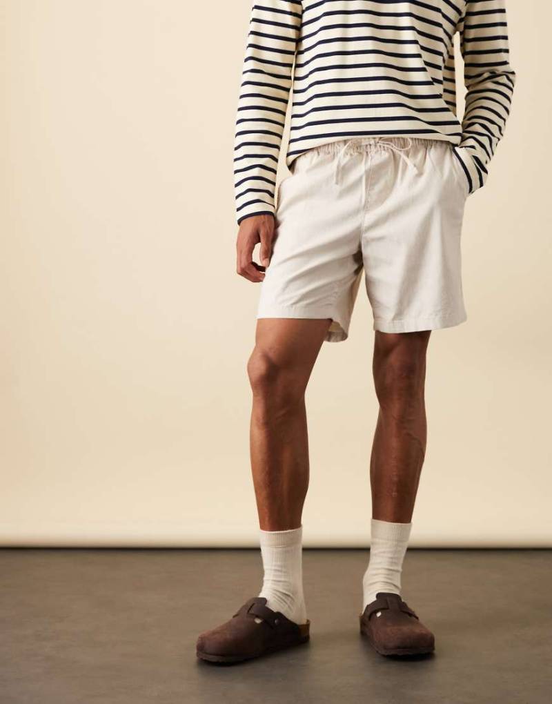 ASOS DESIGN - Mittellange Leinenmix-Shorts in Steinbeige mit schmalem Schnitt-Neutral ASOS DESIGN - Mittellange Leinenmix-Shorts in Steinbeige mit schmalem Schnitt-Neutral von ASOS DESIGN