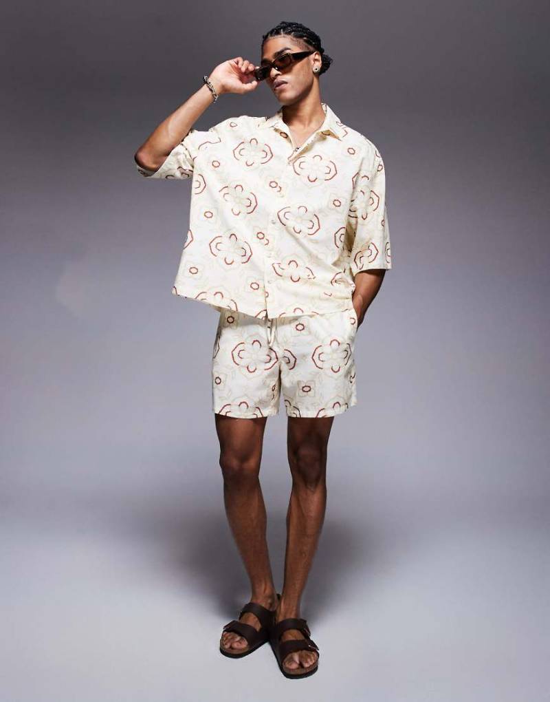 ASOS DESIGN - Mittellange Shorts in Beige mit geometrischem Muster, Kombiteil-Neutral von ASOS DESIGN