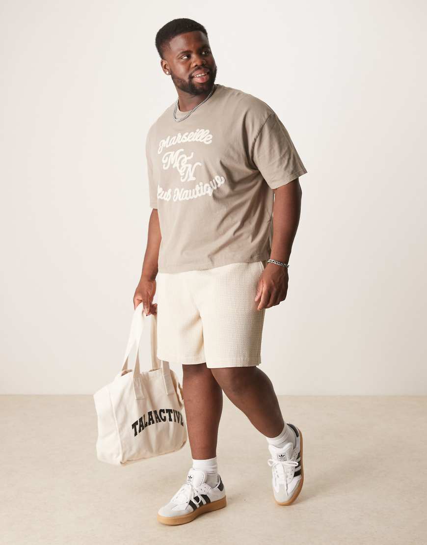ASOS DESIGN - Mittellange Shorts in Ecru mit Waffelstruktur-Weiß ASOS DESIGN - Mittellange Shorts in Ecru mit Waffelstruktur-Weiß von ASOS DESIGN