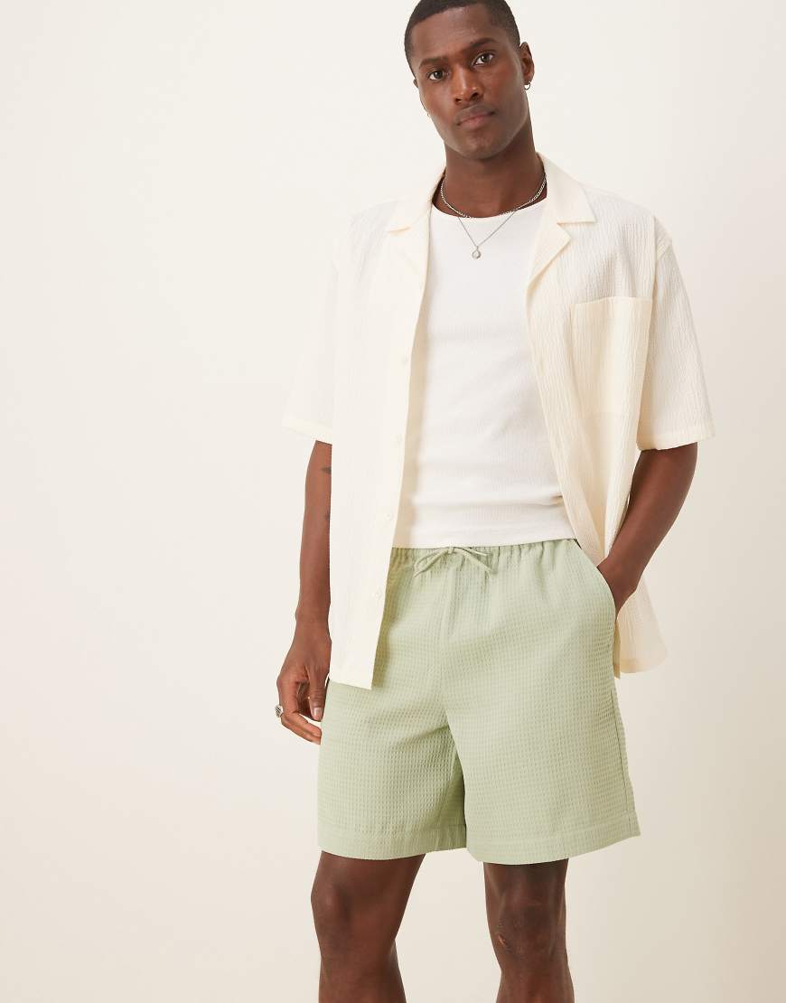 ASOS DESIGN - Mittellange Shorts in Grün mit Waffelstruktur ASOS DESIGN - Mittellange Shorts in Grün mit Waffelstruktur von ASOS DESIGN