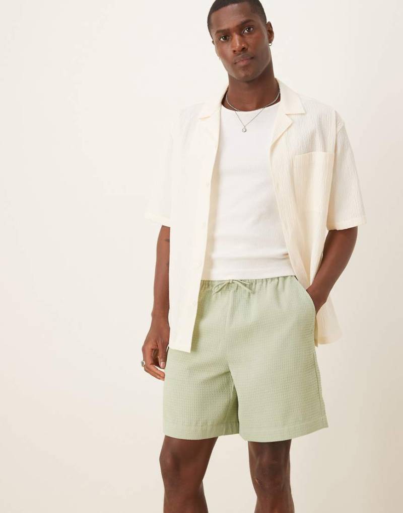 ASOS DESIGN - Mittellange Shorts in Grün mit Waffelstruktur von ASOS DESIGN