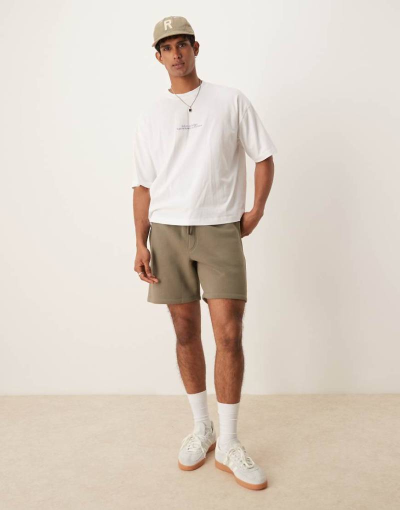 ASOS DESIGN - Mittellange Shorts in Khaki-Grün von ASOS DESIGN